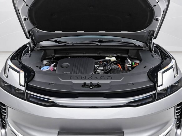 2026 Lynk & Co 08 EM-P 38.2 kWh I Рестайлинг, серебристый, 5490000 рублей - вид 2