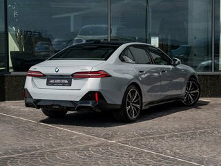 2025 BMW 5 серии 530i xDrive VIII (G60/G61/G68), серый, 9900000 рублей, вид 3