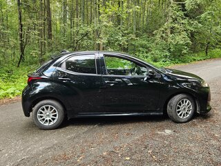 2020 Toyota Yaris IV, чёрный, 1215000 рублей, вид 4