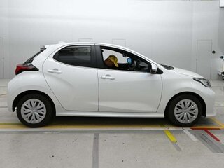 2024 Toyota Yaris IV, белый, 1100000 рублей, вид 4