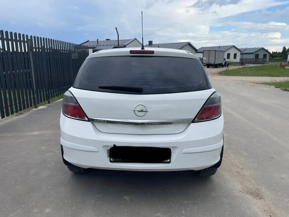 2013 Opel Astra H Рестайлинг, белый - вид 2