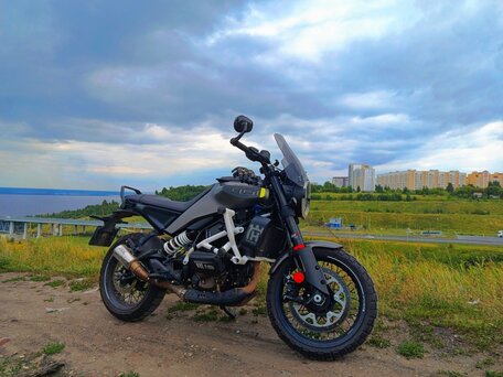 2024 Husqvarna Svartpilen 401, серый, 580000 рублей, вид 2