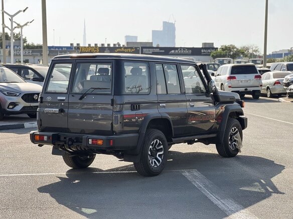 2026 Toyota Land Cruiser 76 70 Series Рестайлинг 2, чёрный - вид 4