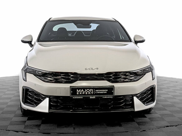 2026 Kia K5 III Рестайлинг, белый, 4630000 рублей - вид 1