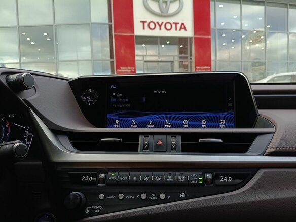 2018 Lexus ES 300h VII, белый, 4200000 рублей - вид 11