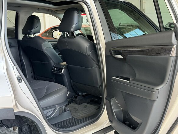 2026 Toyota Highlander IV (XU70), серебристый, 5090000 рублей - вид 25