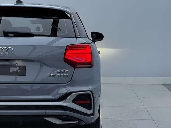 2022 Audi Q2 35 TFSI I Рестайлинг, серебристый - вид 4