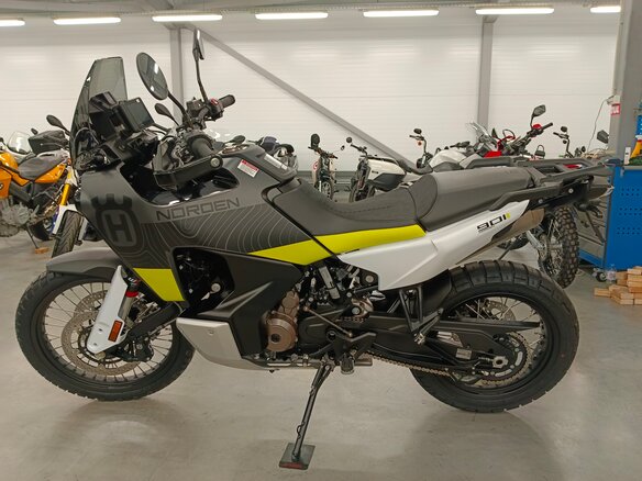 2023 Husqvarna Norden 901, серый, 1490000 рублей - вид 3
