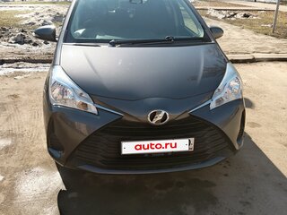 2018 Toyota Vitz III (XP130) Рестайлинг, серый, 900000 рублей, вид 1