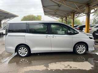 2016 Toyota Voxy III (R80), серебристый, 1650000 рублей, вид 3