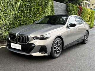 2025 BMW 5 серии 525i VIII (G60/G61/G68), бежевый, 5490000 рублей, вид 1