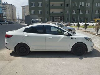2016 Kia Rio III Рестайлинг, белый, 650000 рублей, вид 3