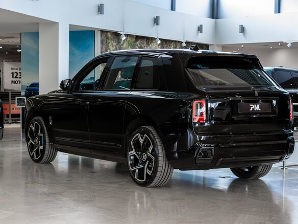 2025 Rolls-Royce Cullinan Black Badge I Рестайлинг (Series II), чёрный, 66500000 рублей - вид 7