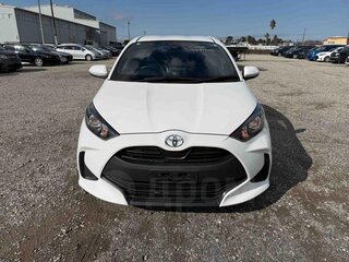 2022 Toyota Yaris IV, белый, 750000 рублей, вид 2
