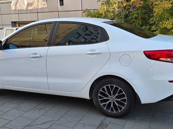 2015 Kia Rio III Рестайлинг, белый, 1100000 рублей - вид 6