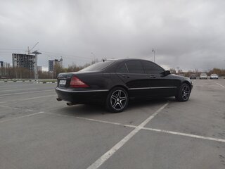 2004 Mercedes-Benz S-Класс 500 IV (W220) Рестайлинг, чёрный, 700000 рублей, вид 4
