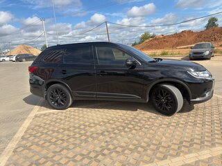 2021 Mitsubishi Outlander III Рестайлинг 3, чёрный, 2500000 рублей, вид 3