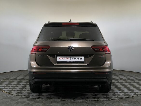 2017 Volkswagen Tiguan II, коричневый, 1680000 рублей - вид 4
