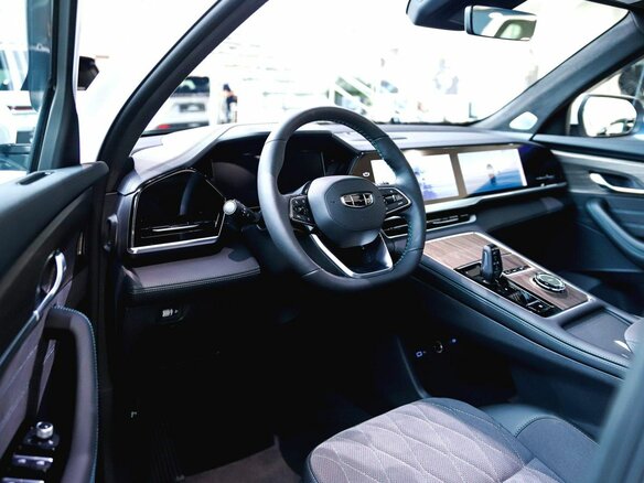 2026 Geely Monjaro I Рестайлинг, белый - вид 3