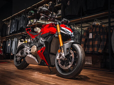 2026 Ducati Streetfighter V4, красный, 3350000 рублей, вид 3