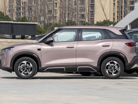 2026 BYD Yuan Up 45.12 kWh, коричневый, вид 3