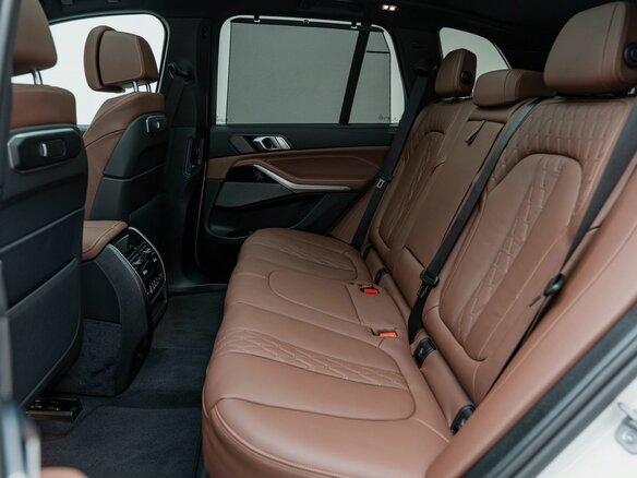 2025 BMW X5 40i IV (G05/G18) Рестайлинг, белый - вид 24