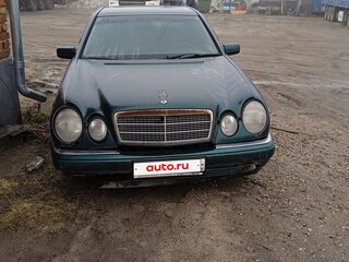 1998 Mercedes-Benz E-Класс 220 II (W210, S210), зелёный, 265000 рублей, вид 1