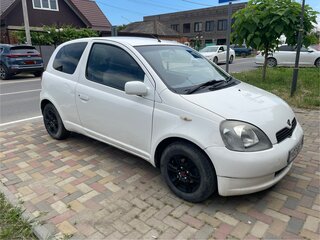 2001 Toyota Vitz I (P10), белый, 345000 рублей, вид 1