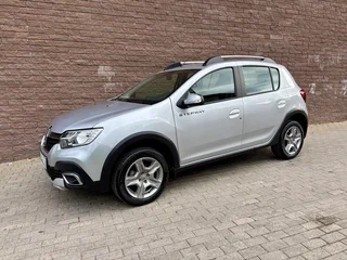 2020 Renault Sandero Stepway II Рестайлинг, серебристый, 1355000 рублей, вид 1