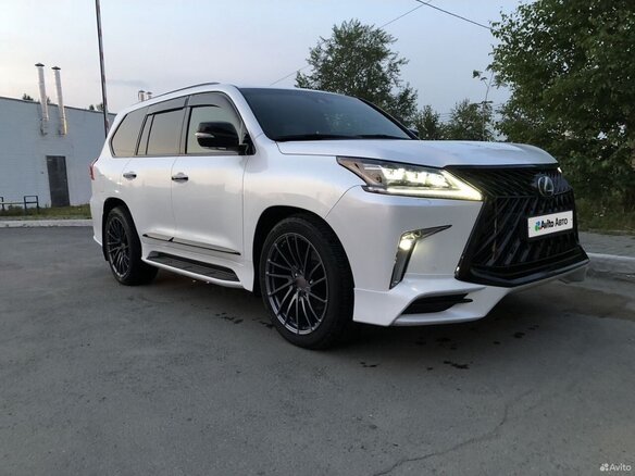 2017 Lexus LX 570 III Рестайлинг 2, белый, 7650000 рублей - вид 3