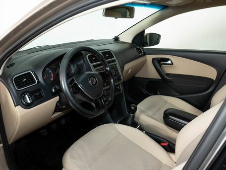 2016 Volkswagen Polo V Рестайлинг, бежевый, 899000 рублей, вид 5