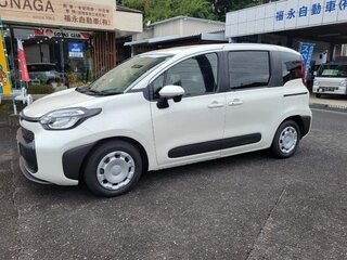 2023 Toyota Sienta III, белый, 1200000 рублей, вид 2