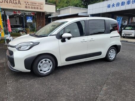 2023 Toyota Sienta III, белый, 1200000 рублей, вид 2