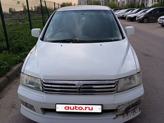 2001 Mitsubishi Chariot Grandis III, белый, 380000 рублей, вид 2
