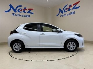2025 Toyota Yaris IV Рестайлинг, белый, 1485678 рублей, вид 4