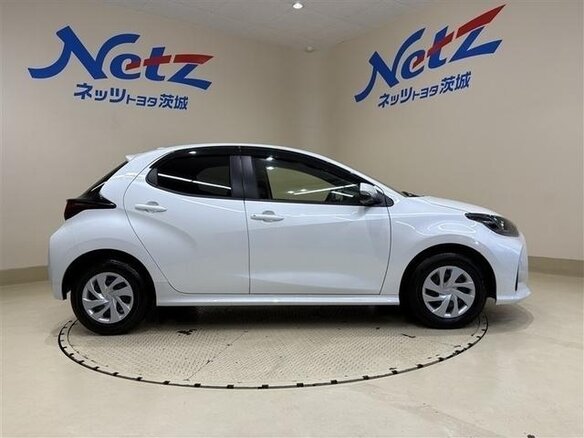 2025 Toyota Yaris IV Рестайлинг, белый, 1485678 рублей - вид 3