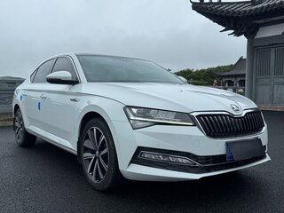 2023 Skoda Superb III Рестайлинг, белый, 2350000 рублей, вид 4