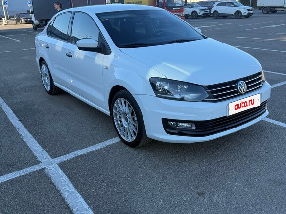 2017 Volkswagen Polo V Рестайлинг, белый, 900000 рублей - вид 2