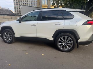 2022 Toyota RAV4 V (XA50), белый, 4350000 рублей, вид 2