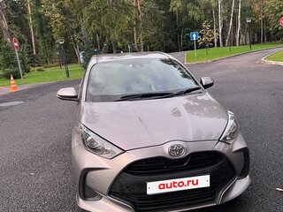 2020 Toyota Yaris IV, коричневый, 1100000 рублей, вид 2