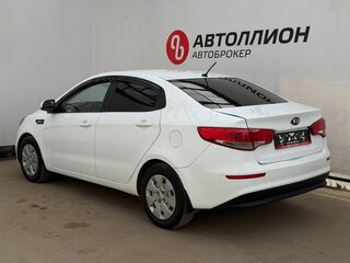 2015 Kia Rio III Рестайлинг, белый, 730000 рублей, вид 3