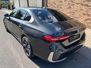 2024 BMW 5 серии 520i VIII (G60/G61/G68), чёрный, 6404543 рублей, вид 3