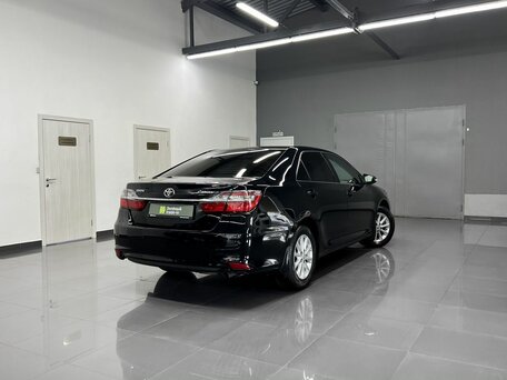 2015 Toyota Camry VII (XV50) Рестайлинг, чёрный, 1605000 рублей, вид 2