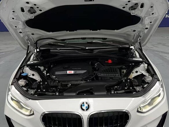 2023 BMW 1 серии 120i III (F52) Рестайлинг, белый, 2000000 рублей - вид 3
