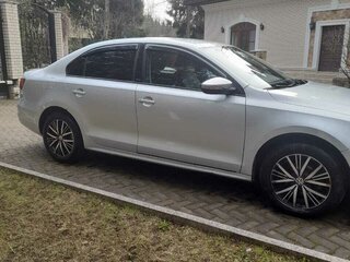 2016 Volkswagen Jetta VI Рестайлинг, серебристый, 950000 рублей, вид 2