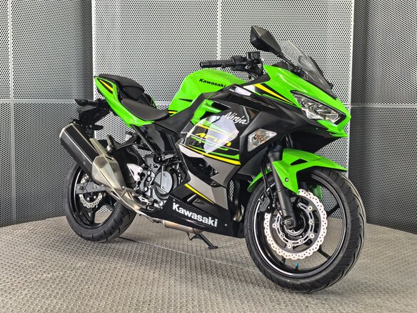 2025 Kawasaki Ninja 400, зелёный, 677000 рублей - вид 1