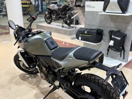 2026 Husqvarna Svartpilen 801, серый, 1350000 рублей, вид 4