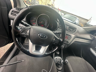 2014 Kia Rio 5-speed III, чёрный, 800000 рублей, вид 3
