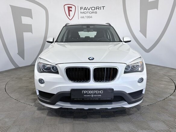 2014 BMW X1 20i I (E84) Рестайлинг, белый - вид 1