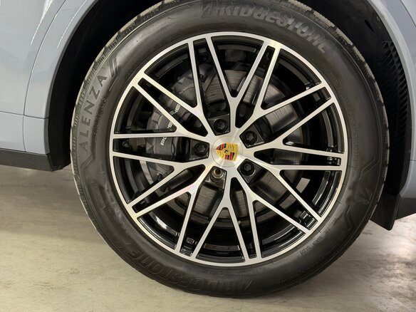 2024 Porsche Cayenne III Рестайлинг, серебристый, 13900000 рублей - вид 39